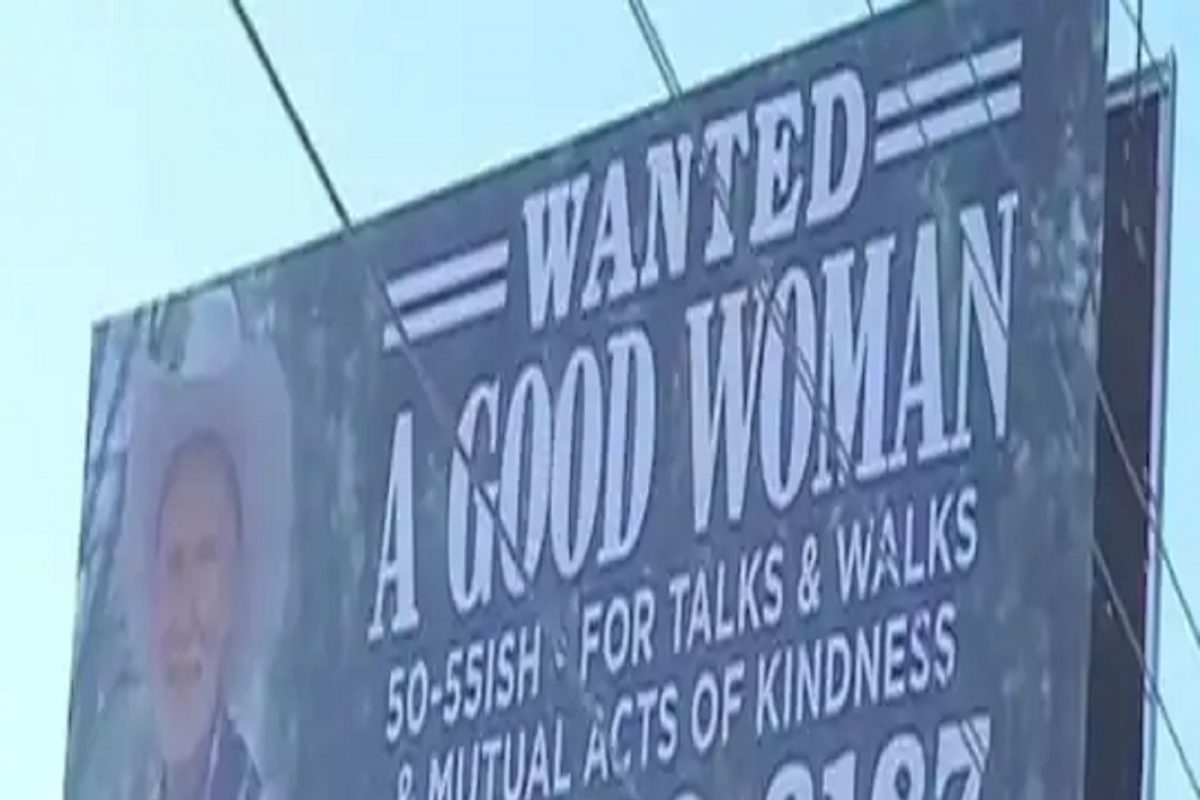 2 लग्न, 5 मुलं तरी म्हणे अजून सापडली नाही परफेक्ट लाइफ पार्टनर; 66 वर्षांच्या आजोबांनी तिच्यासाठी रस्त्यावरच लावलं होर्डिंग