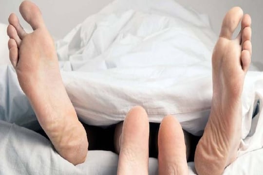 रात्री गाढ झोपलेल्या नवऱ्यासोबत शारीरिक संबंध; दुसऱ्या दिवशीच महिलेला भोगावा लागला असा परिणाम