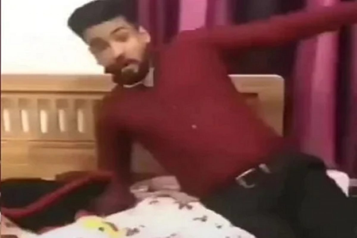 बिच्चारा! बायकोसोबत असं काही करायला गेला की स्वतःच फसला नवरा; पाहा VIDEO