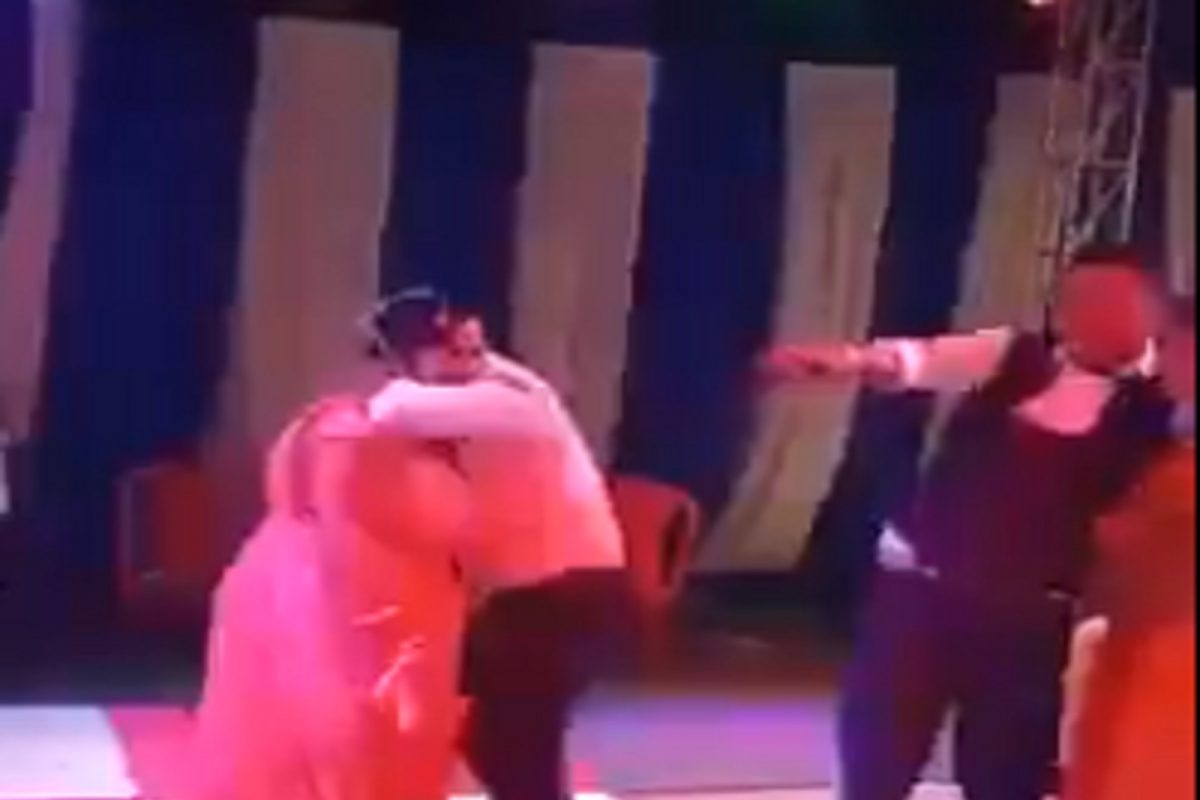 Oh no! नवऱ्याचं बायकोवरील प्रेम इतकं उतू गेलं की सर्वांसमोर नको तेच घडलं; पाहा VIDEO