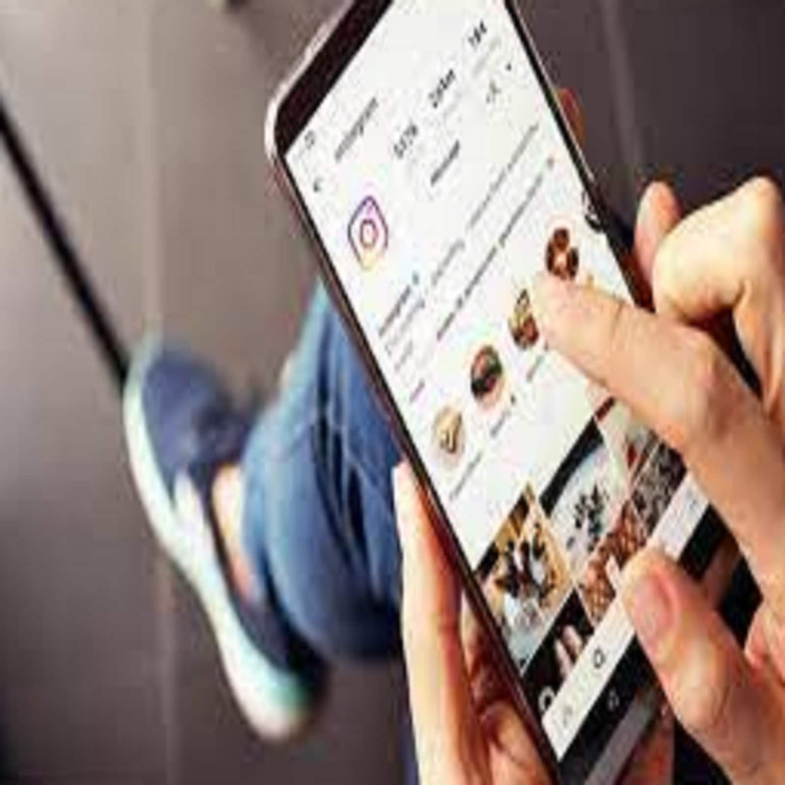 कोणत्याही थर्ड पार्टी App शिवाय तुम्ही इतरांची Story पाहू शकता. परंतु समोरच्या युजरला तुम्ही Story पाहिल्याचं समजणार नाही.