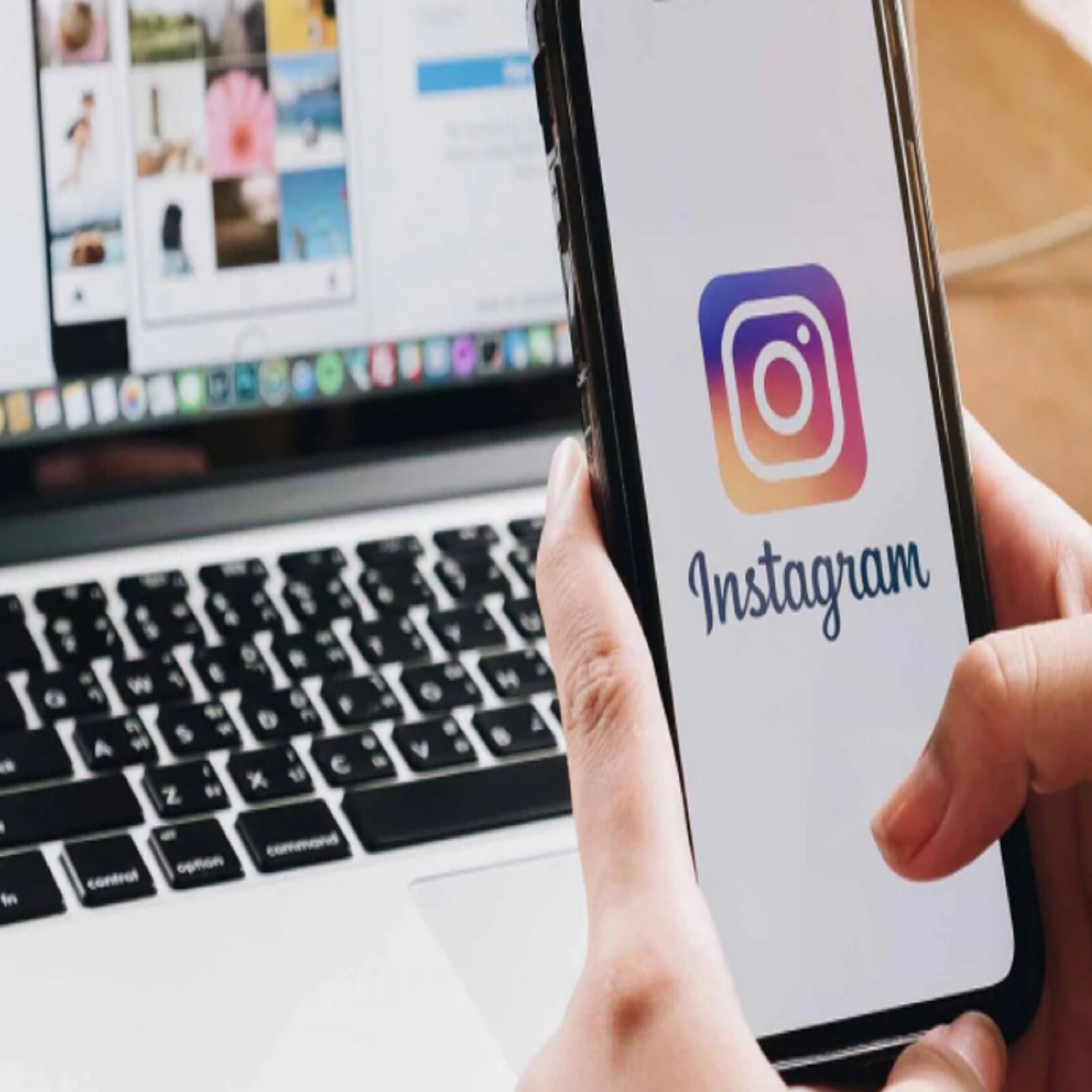 सर्वात आधी Instagram App ओपन करा. त्यानंतर इन्स्टाग्रामवर सर्व स्टोरीज लोड होतील. 