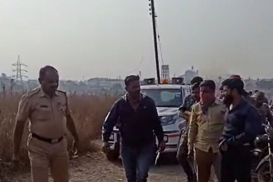 घटनास्थळी पाहणी करताना पोलीस आणि नागरिक... 