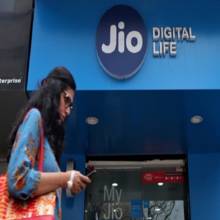 1 रुपयाचा प्रीपेड प्लॅन 100 MB डेटासह येतो. या प्लॅनची वॅलिडिटी 30 दिवसांची आहे. याला दहा वेळा रिचार्ज केल्यानंतर जवळपास 1GB डेटा मिळेल. 