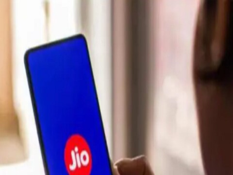 Reliance Jio आपल्या ग्राहकांसाठी प्रीपेड प्लॅन रिचार्ज करण्यासाठी एक नवी सुविधा सुरू होणार आहे. आता जिओ ग्राहक घरबसल्या WhatsApp आणि Meta द्वारे आपला प्रीपेड प्लॅन रिचार्ज करू शकतात.