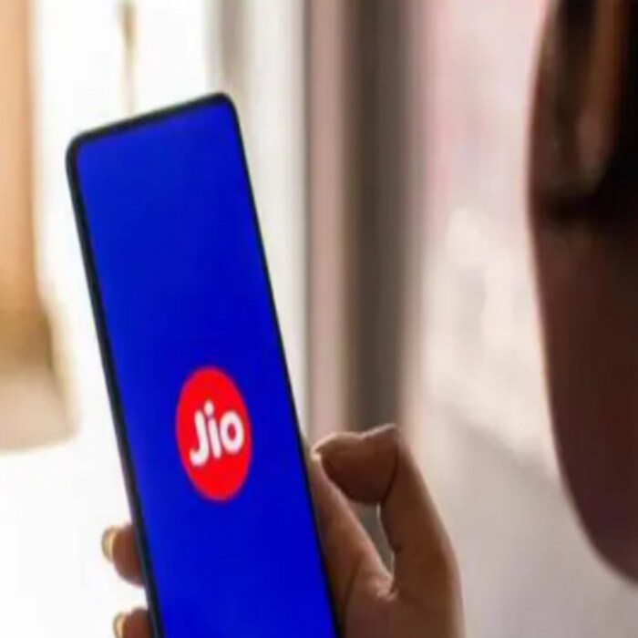 Jio 399 पोस्टपेड प्लॅन -   जिओच्या 399 रुपयांच्या पोस्टपेड प्लॅनमध्ये एक महिन्यापर्यंत 75GB डेटा मिळतो. यात दिवसाला कोणतंही लिमिट नाही. संपूर्ण महिन्यात इतक्या डेटाचा वापर करता येईल. 