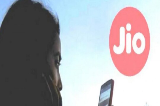 Jio च्या 399 रुपयांच्या पोस्टपेड प्लॅनमध्ये तुम्ही सर्व OTT प्लॅटफॉर्मचा आनंद घेऊ शकता. 
