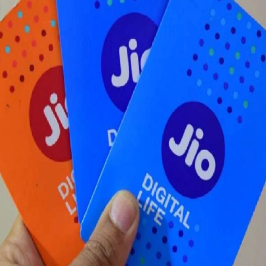 तुमचं Jio कनेक्शन बंद करण्याच्या नावाखालीही फ्रॉड, फसवणूक होत आहे. त्यामुळे सिम कार्ड बंद होण्याबाबत कॉल आल्यास घाबरु नका. तसंच कॉलला कोणतंही उत्तर देऊ नका.