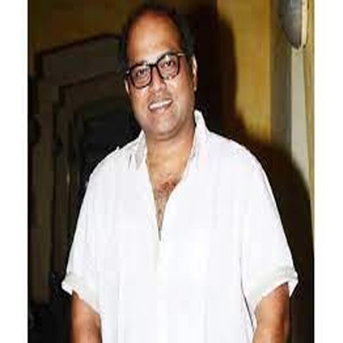 तेजस्विनी पंडितच्या पोस्टवर मराठी डिरेक्टर संजय जाधव यांनी कमेंट करत 'क्या हुआ भाई' असं म्हटलं आहे. तर एका युजरने हा सर्व एखाद्या प्रमोशनचा भाग असेल असं म्हटलं आहे. तर दुसऱ्या युजरने नवीन चित्रपट येत असेल, असं म्हटलं आहे. तर आणखी एका युजरने हे काय नवीन असं म्हटलं आहे. तर दुसऱ्याने पुसायचीच होती तर लावली कशाला असा प्रश्न केला आहे. तर एकाने कमेंट करत म्हटलं आहे, सगळ्या चित्रपटांमध्ये तर सर्वात जास्त लिपस्टिक तू लावतेस'. अशा अनेक कमेंट्स अभिनेत्रींच्या या व्हिडिओवर येत आहेत.