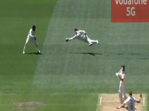 स्टुअर्ट ब्रॉडने (Stuart Broad) मार्कस हॅरीसला झटपट आऊट केले. हॉरीसने फक्त 3 रन घेतले. हॉरीसला आऊट करण्याचे श्रेय हे ब्रॉडपेक्षा इंग्लंडचा विकेट किपर जोस बटलरचे (Jos Buttler) आहे. 