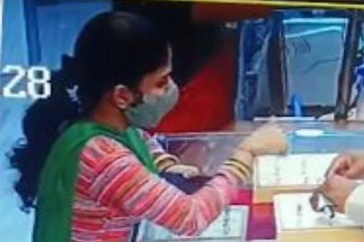 मोठ्या हुशारीने उडवली Gold ring, चोरट्या महिलेची हेराफेरी कॅमेऱ्यात कैद; पाहा VIDEO