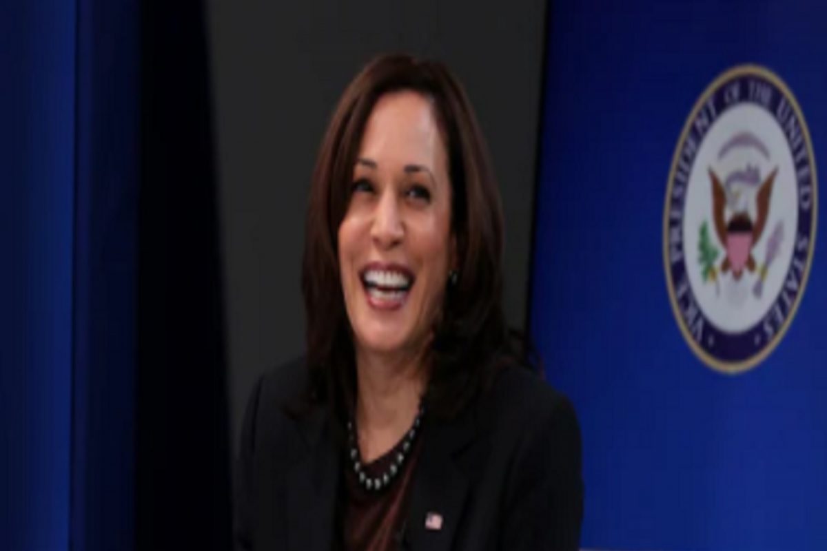 अमेरिकेच्या उप-राष्ट्रपती कमला हॅरिस Bluetooth इयरफोन्सला घाबरतात, कारण ऐकून तुम्हीही हैराण व्हाल