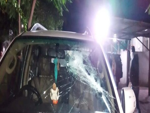  रोहिणी खडसे यांच्या गाडीवर दगडफेक करण्यात आली. अचानक झालेल्या दगडफेकीनंतर एकच गोंधळ उडाला.