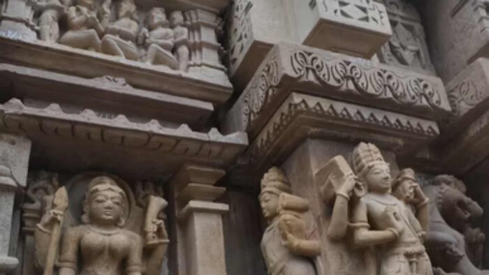 मध्य प्रदेश सरकार दरवर्षी खजुराहो नृत्य महोत्सवाचे आयोजन करते. हा कार्यक्रम फेब्रुवारी महिन्यात असतो. या दरम्यान देशातील आघाडीचे शास्त्रीय नर्तक येथे येतात आणि खजुराहोच्या ऐतिहासिक मंदिरांच्या पार्श्वभूमीवर रंगीबेरंगी दिव्यांच्या प्रकाशात त्यांना नृत्य करताना पाहून असे वाटते की जणू कामदेव आणि रतीच स्वर्गातून पृथ्वीवर आले आहेत. 