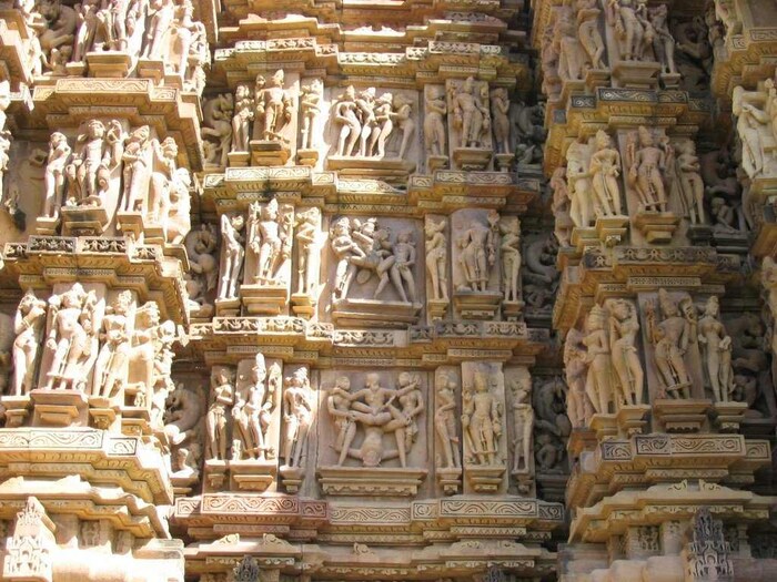 जर एखाद्याला लैंगिक सौंदर्य, वैचारिक मोकळेपणा, शारीरिक सौंदर्य आणि कलात्मक जिवंतपणा पाहायचा असेल तर त्याने एकदा खजुराहोच्या भूमीवर यावे. गर्भगृहात देवी-देवतांच्या मूर्ती आणि भिंतींवर सृष्टीची सुंदर निर्मिती म्हणजे स्त्री-पुरुष प्रणयाचं उलगडलेलं चित्रण अशी मंदिरं क्वचितच इतर कुठं असतील. 