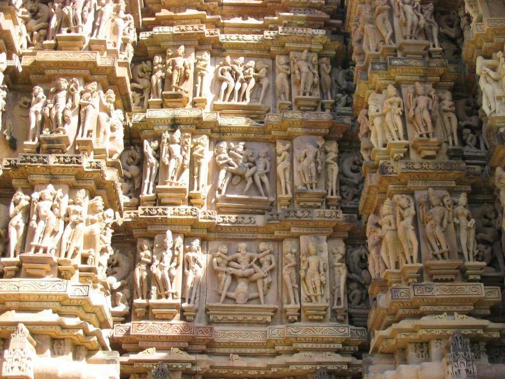 जर एखाद्याला लैंगिक सौंदर्य, वैचारिक मोकळेपणा, शारीरिक सौंदर्य आणि कलात्मक जिवंतपणा पाहायचा असेल तर त्याने एकदा खजुराहोच्या भूमीवर यावे. गर्भगृहात देवी-देवतांच्या मूर्ती आणि भिंतींवर सृष्टीची सुंदर निर्मिती म्हणजे स्त्री-पुरुष प्रणयाचं उलगडलेलं चित्रण अशी मंदिरं क्वचितच इतर कुठं असतील. 