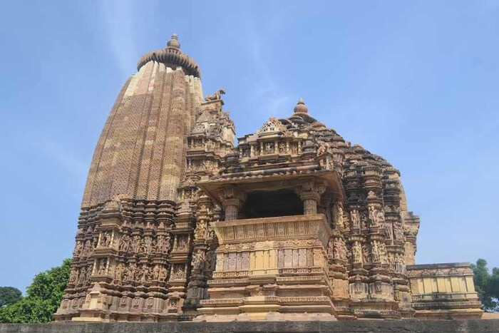 मध्य प्रदेशला भेट देण्यासाठी जेव्हाही जाल तेव्हा या युनेस्को हेरिटेजला भेट द्यायला विसरू नका. याशिवाय आपल्या दैनंदिन जीवनातील कथा सांगणाऱ्या अशा अनेक मूर्ती येथे कोरल्या आहेत. जाणकारांच्या मते या मूर्ती रंगवण्याचा एक मुख्य उद्देश आहे. जो कोणी मंदिरात प्रवेश करेल त्याने आपल्या मनातून या गोष्टी काढून स्वच्छ मनाने आत प्रवेश करावा.