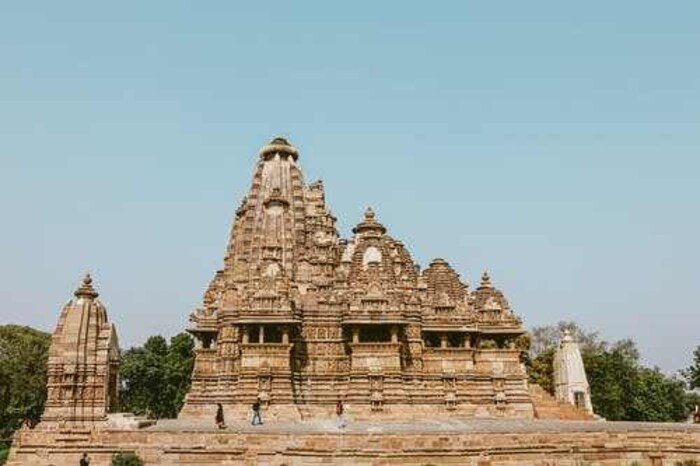 तसं पाहिलं तर भारतात इतर ठिकाणीही अशी मंदिरे आहेत. जिथे कामुक प्रतिमा चित्रित केल्या जातात. मात्र, खजुराहोमध्‍ये एका वेगळ्याच मोहिनीने रंगवलेली ही शिल्पं स्वतःच एक वेगळी निर्मिती आहे. 