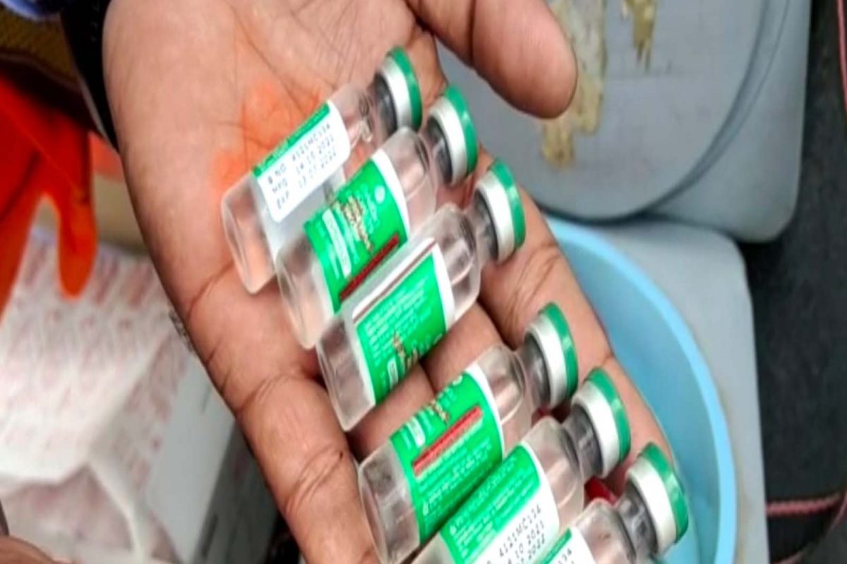 12 ते 15 कोविडशील्ड लशीच्या बॉटल्स, इंजेक्शन व इतर साहित्य गेल्या दोन दिवसांपासून रस्त्याच्या कडेला असणाऱ्या एका मॉल समोर ठेऊन कर्मचारी निघून गेले