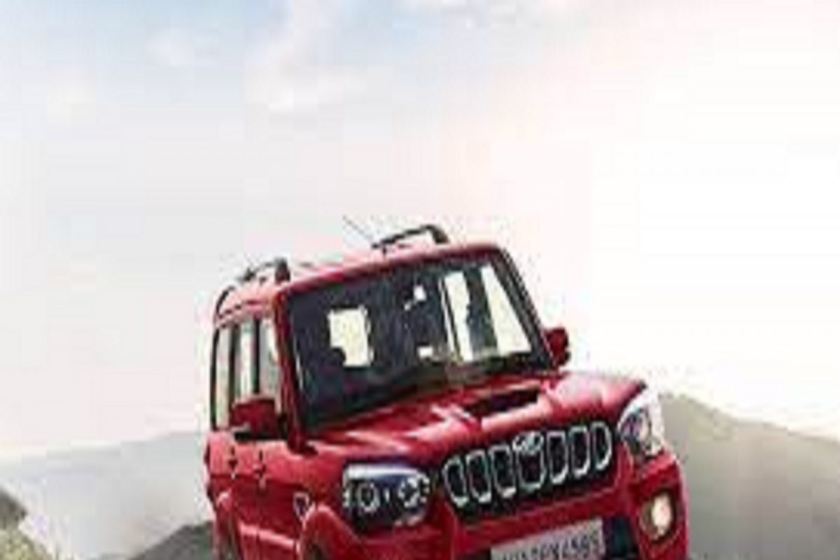 निम्म्याहून कमी किमतीत मिळतेय Mahindra ची ही Car, पाहा काय आहे ऑफर