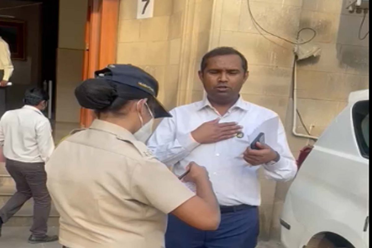 मंत्रालयात पोलिसांनी चाळीसगावचे आमदार मंगेश चव्हाण यांच्यावर कारवाई केली आहे.