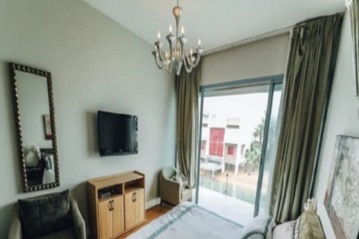 तुमच्या बेडरुमध्येही आरसा आहे? या ठिकाणी लावल्यास असा होऊ शकतो परिणाम