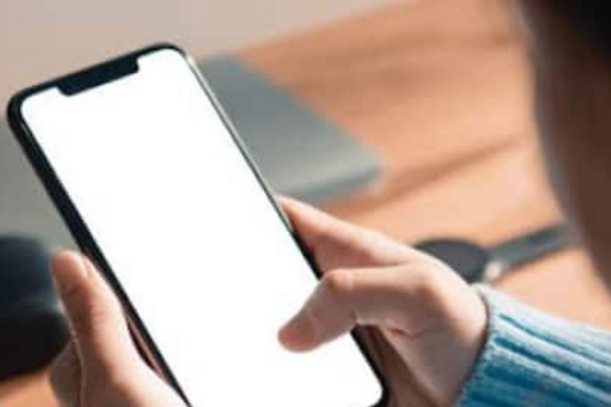 महिलेनं स्वतःच्या फोटोवरच केली विचित्र कमेंट; Facebook ने केलं ब्लॉक, प्रकरण वाचून खळखळून हसाल