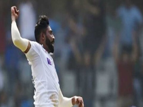 भारत आणि दक्षिण आफ्रिका (India vs South Africa) यांच्यातली पहिली टेस्ट सेंच्युरियनमध्ये सुरू आहे. मॅचच्या तिसऱ्या दिवशी मंगळवारी भारताचा 327 रनवर ऑल आऊट झाला. मॅचच्या तिसऱ्या दिवशी फास्ट बॉलर मोहम्मद सिराजने (Mohammed Siraj) आतापर्यंत एक विकेट घेतली आहे. विकेट मिळाल्यानंतर सिराजने दिग्गज फूटबॉलपटू क्रिस्टियानो रोनाल्डोसारखं (Cristiano Ronaldo) सेलिब्रेशन केलं.