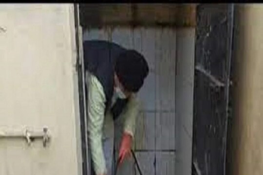 VIDEO: शाळेतील टॉयलेटची अवस्था पाहून भडकले ऊर्जामंत्री; स्वतःच हातात झाडून घेऊन केली स्वच्छता