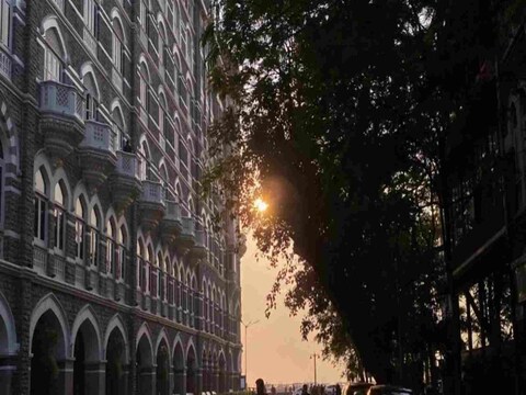 मुंबईकरांसाठी एक सर्वात महत्त्वाची बातमी आहे. कोरोनाची तिसरी लाट मुंबईत धडकल्याने आता प्रशासनाने कडक निर्बंध लावण्यास सुरुवात केली आहे.