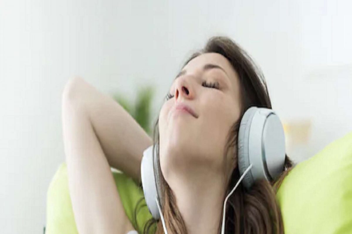 4. फोन आणि स्क्रीन ऐवजी संगीत/गाणी ऐका -
जर तुम्ही फोन आणि स्क्रीनलर घालवण्याचा वेळ कमी केला तर तुमची तणावाची पातळी कमी होऊ शकते. आजकाल लोक काम करूनही मनोरंजनासाठी मोबाईलला चिकटलेले असतात. त्यामुळे झोपेमध्ये व्यत्यय येतो आणि चांगली झोप न मिळाल्यास तणाव अधिक घातक ठरतो. अशा परिस्थितीत तुम्ही संगीत आणि गाणी ऐकणं चांगलं आहे.