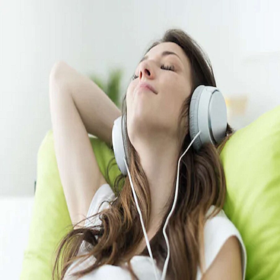 4. फोन आणि स्क्रीन ऐवजी संगीत/गाणी ऐका - जर तुम्ही फोन आणि स्क्रीनलर घालवण्याचा वेळ कमी केला तर तुमची तणावाची पातळी कमी होऊ शकते. आजकाल लोक काम करूनही मनोरंजनासाठी मोबाईलला चिकटलेले असतात. त्यामुळे झोपेमध्ये व्यत्यय येतो आणि चांगली झोप न मिळाल्यास तणाव अधिक घातक ठरतो. अशा परिस्थितीत तुम्ही संगीत आणि गाणी ऐकणं चांगलं आहे.