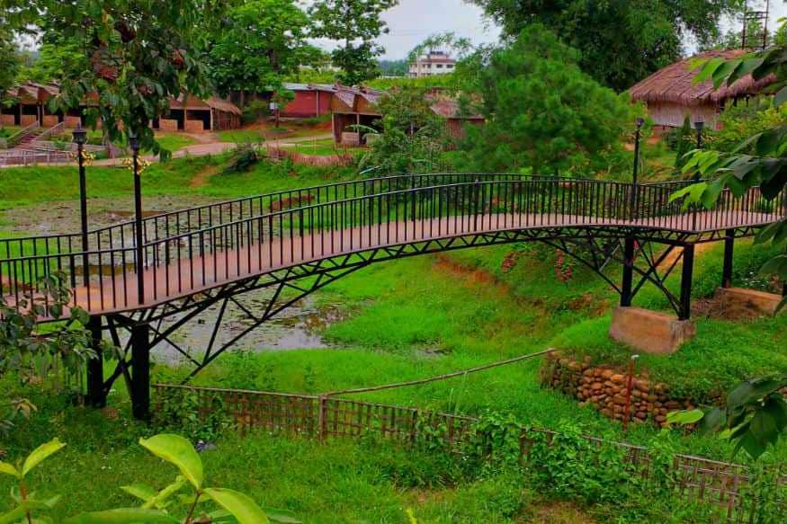 नागालँडमधील बहुतांश लोक ख्रिस्ती आहेत. यानंतर, बहुतेक लोक हिंदू आणि इस्लामचे अनुयायी राहतात.