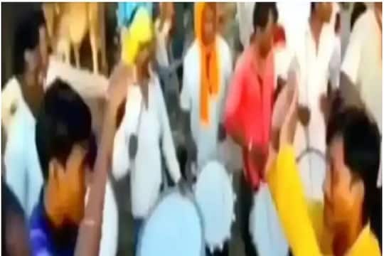 VIDEO - Nagin dance करत करत जवळ आले आणि 2 तरुणांनी असं काही केलं की सर्वजण झाले शॉक