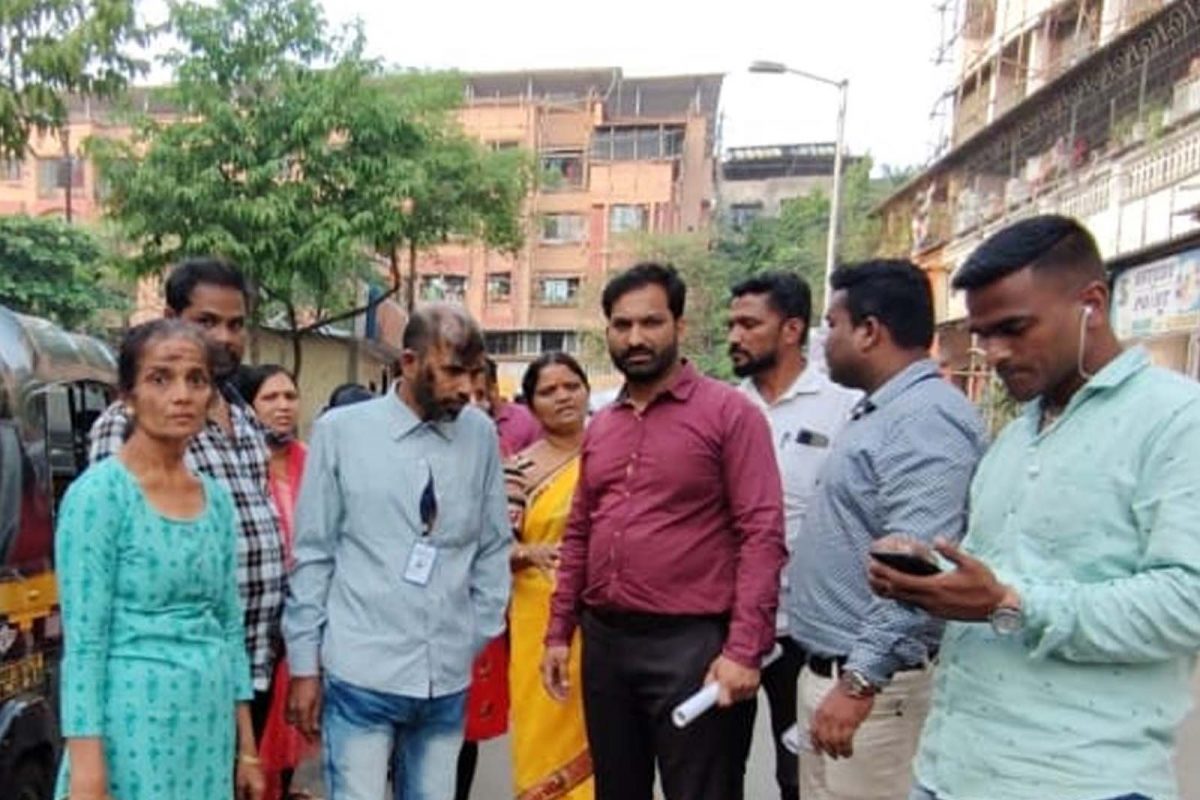 आरबीआयाचे (RBI letter) लेटर दाखवून आणि आपण वरिष्ठ अधिकारी असल्याचे भासवून या जोडीने अनेक लोकांना कोट्यवधीचा गंडा घातला.