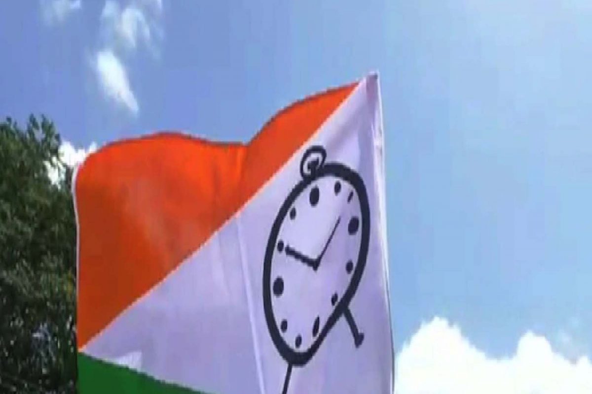 विधान परिषदेच्या 10 जागांसाठी मतदान प्रक्रिया सुरू झाली आहे. पण अजूनही राष्ट्रवादीचे आमदार मुंबईत पोहोचले नाही.