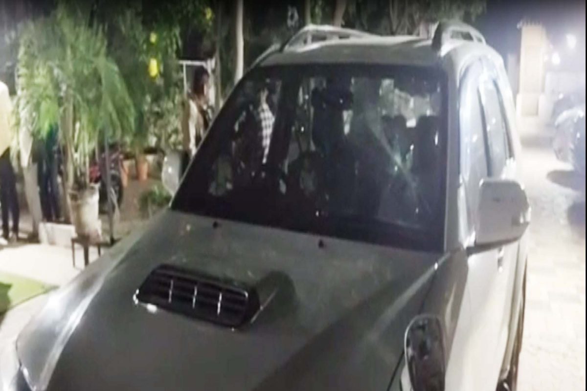 राष्ट्रवादीच्या नेत्या रोहिणी खडसे यांच्या फॉर्च्युनर गाडीवर हल्ला करण्यात आल्याची घटना घडली आहे.