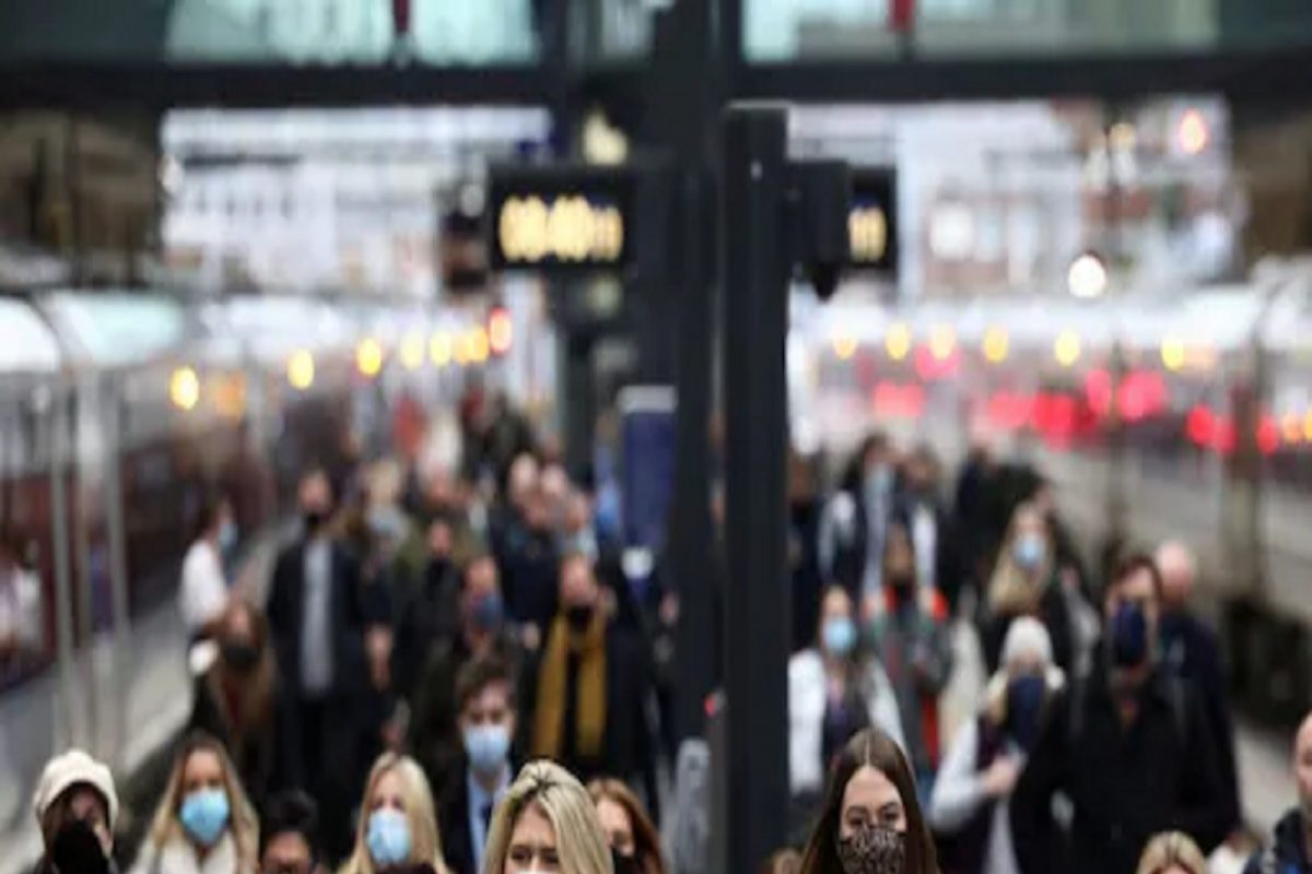 'कदाचित खूप उशीर झाला', Omicron समोर आता आरोग्यमंत्र्यांनीही टेकले हात