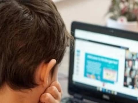 कोरोनापासून बचाव करण्यासाठी मुलांचा सर्व वेळ ऑनलाइन जात आहे. मात्र याचे भविष्यातील परिणाम फार धोकादायक असू शकतात. 