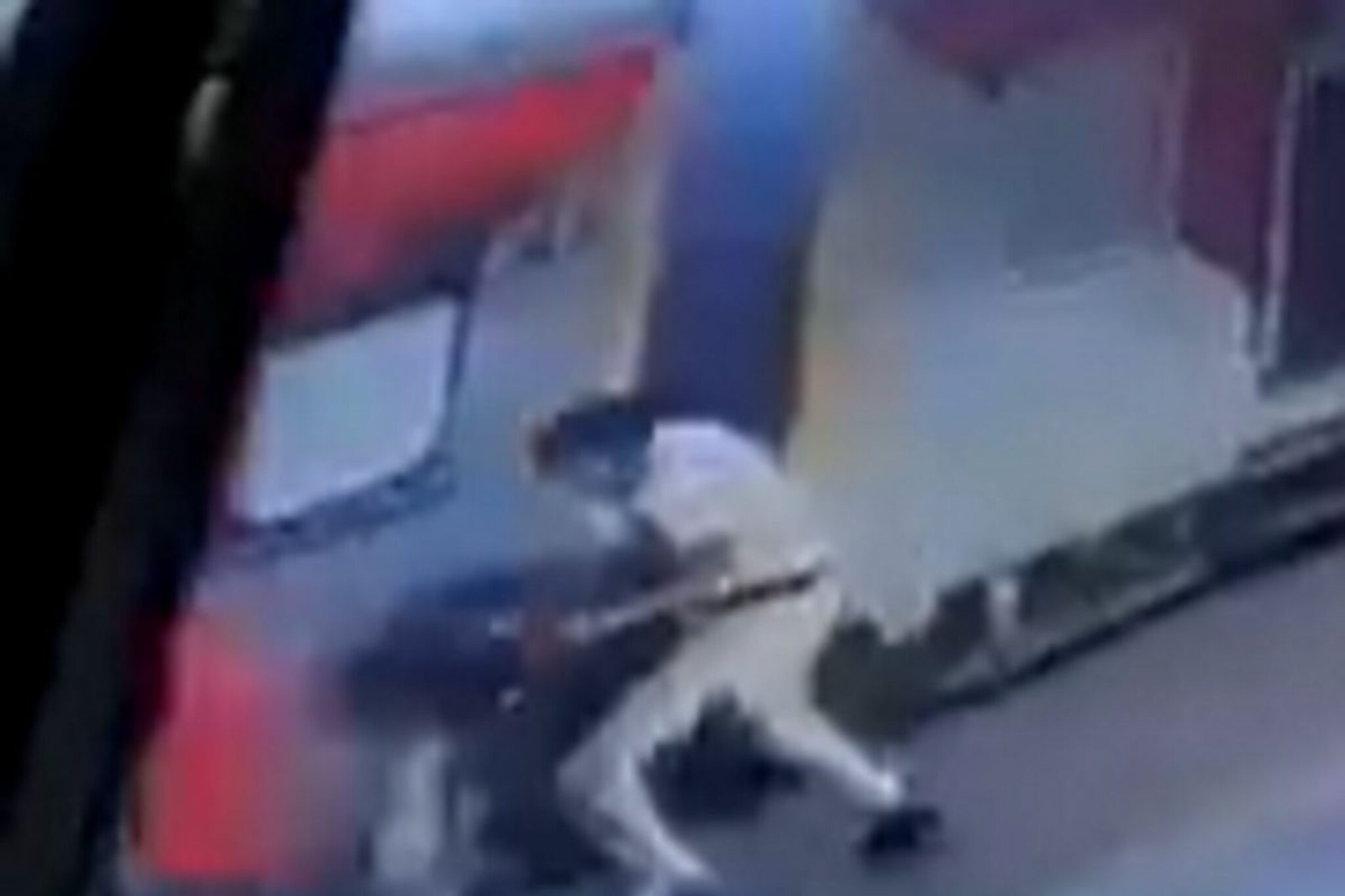 काळ आला होता पण वेळ नाही, आरपीएफ जवानाने महिलेला शिताफीने वाचवलं, थरारक VIDEO