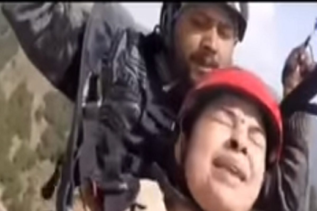 'मम्मी... उतार दो...', लहान मुलांसारखी रडू लागली महिला; Paragliding चा हा नवा मजेशीर VIDEO तुम्ही पाहिलात का?