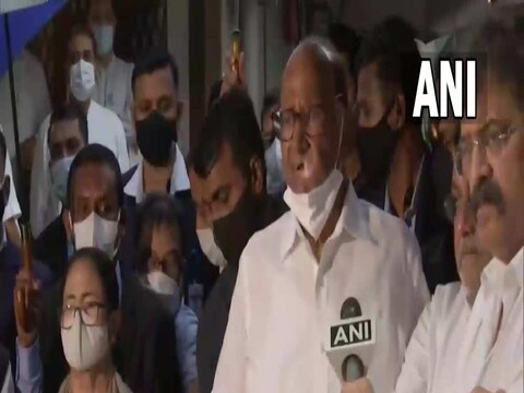 "जर कुणी लढत नसेल तर आम्ही काय करणार? तुम्हाला एकत्र येऊन लढावं लागणार आहे. आता युपीए नाहीय. युपीए काय आहे?", असा प्रश्न ममता बॅनर्जी यांनी उपस्थित केला.