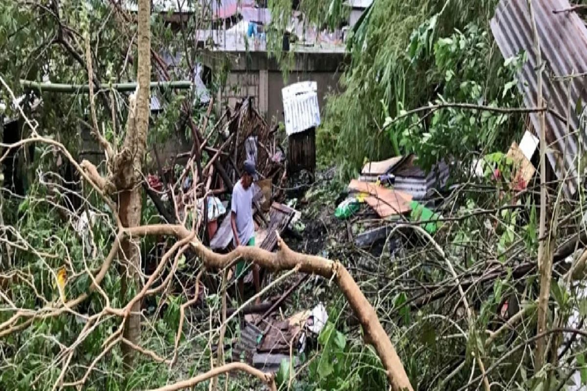चक्रीवादळात 100 जणांचा मृत्यू; तीन लाख लोकांचं स्थलांतरण, 227 शहरातला वीजपुरवठा खंडित