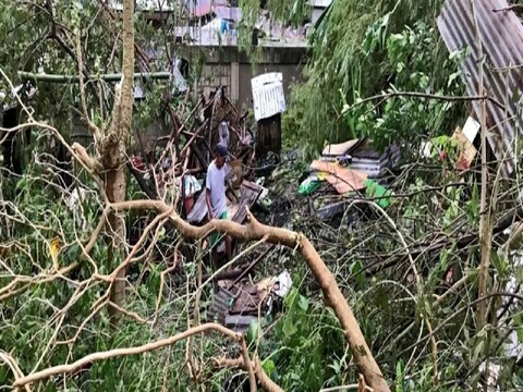 चक्रीवादळानं थैमान घातलं आहे. या चक्रीवादळामुळे (Super Typhoon Rai in Philippines) जवळपास 100 जणांचा मृत्यू झाला आहे.  