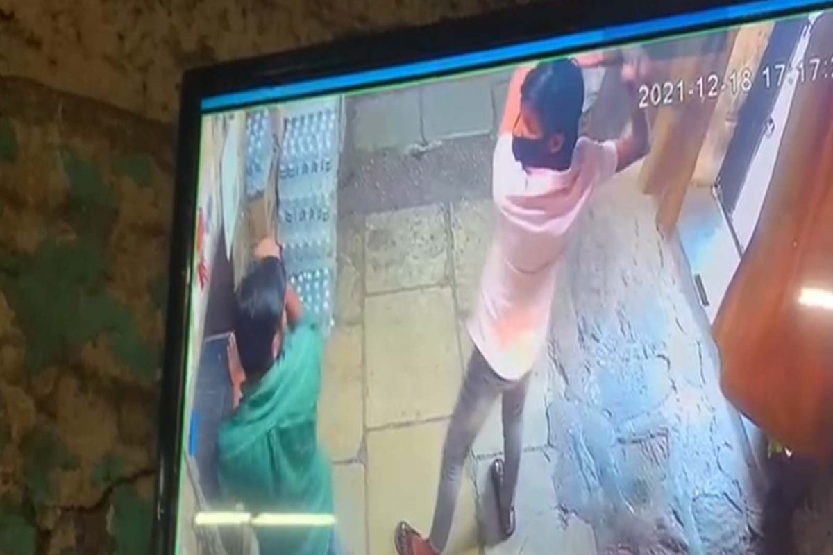 दोन तरुण हातात कोयता घेऊन दुकानात घुसले आणि शिवीगाळ करत गोंधळ घातला.