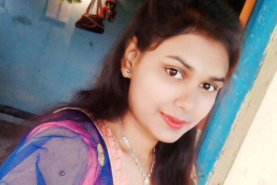  पती अतुल मोरे याने कार घेण्यासाठी दीड लाख रुपये आणण्यासाठी पूजाकडे मागणी करत होता. 