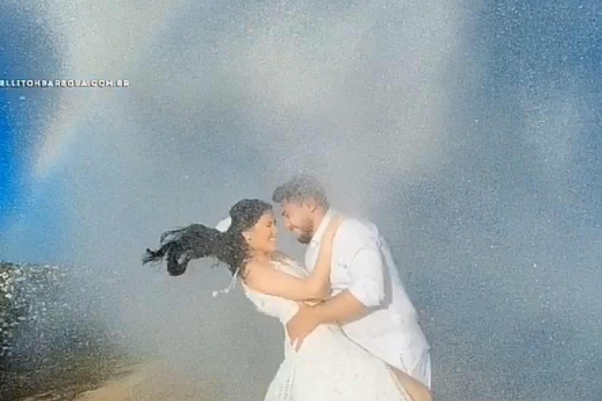 हृदयाचा थरकाप उडवणारं वेडिंग फोटोशूट तुम्ही पाहिलं का? डोक्याच्या अगदी वरून धूर सोडत गेलं विमान