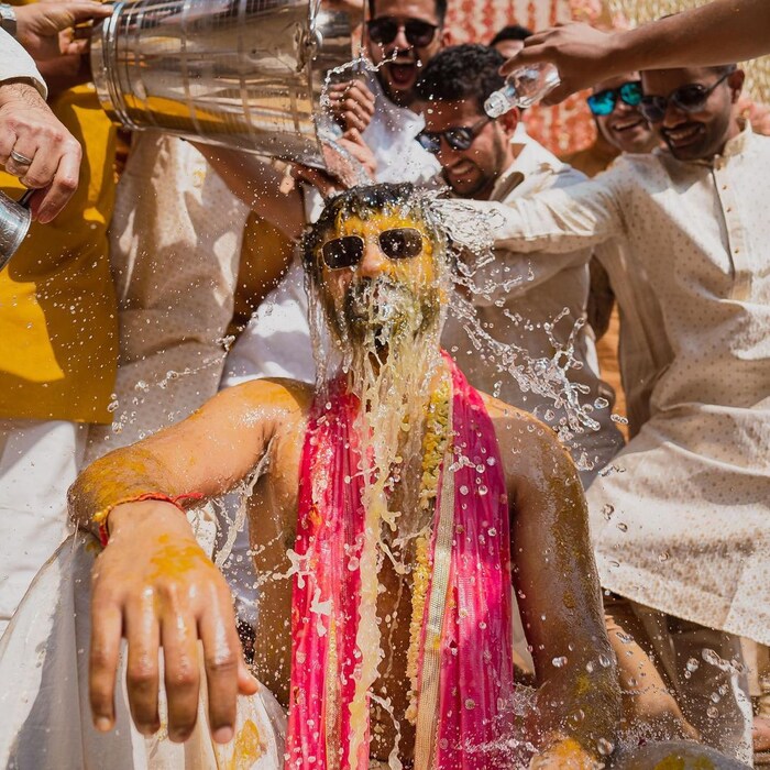 विकी आणि कॅटच्या हळदीच्या वेळी या दोन्ही जोडप्यांसोबत मित्र आणि कुटुंबीयांनी किती मजा केली हे फोटो पाहिल्यानंतर लक्षात येते. फोटो क्रेडिट-@vickykaushal09/Instagram