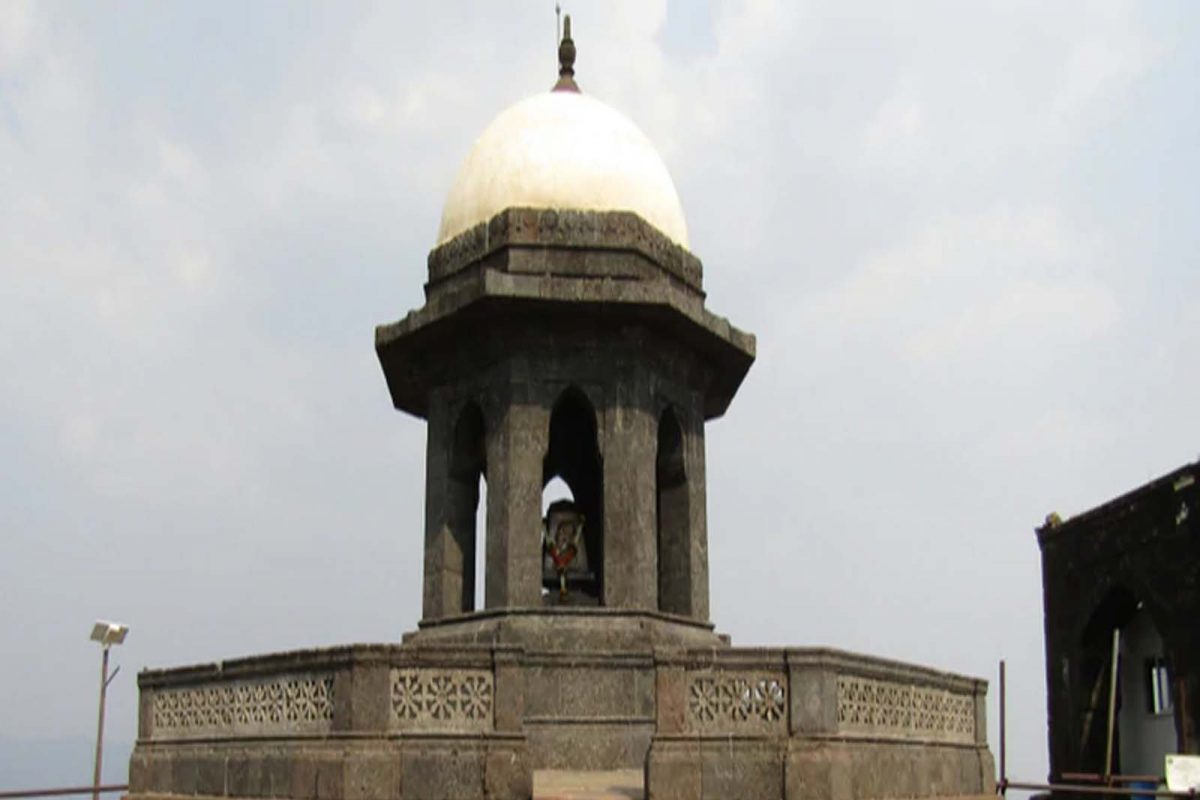 8 डिसेंबर रोजी दुपारी किल्ले रायगडावरील शिव समाधी स्थळी राख सदृष्य पावडर आणि पुस्तक पूजन करण्यासाठी काही तरुण आले होते.