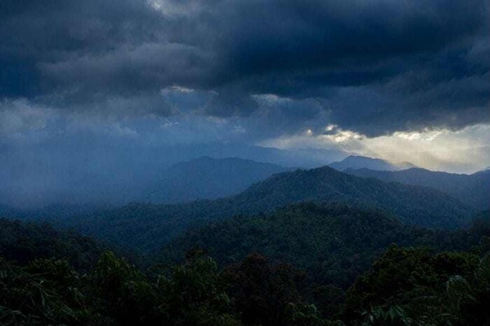 ला निया हा स्पॅनिश शब्द आहे, ज्याचा अर्थ लहान मुलगी आहे. पूर्व प्रशांत महासागराच्या पृष्ठभागावर हवेचा दाब कमी असताना ही स्थिती उद्भवते. यामुळे समुद्राच्या पृष्ठभागाच्या तापमानात लक्षणीय घट होते. त्याचा थेट परिणाम जगाच्या तापमानावर होतो आणि तोही सरासरीपेक्षा जास्त थंड होतो. ला निनाच्या उत्पत्तीची वेगवेगळी कारणे आहेत. मात्र, सर्वात सामान्य कारण म्हणजे जेव्हा व्यापारी वारे (पूर्वेकडून वाहणारा वारा) खूप वेगाने वाहतो तेव्हा असे होते. प्रतीकात्मक फोटो (pixabay)